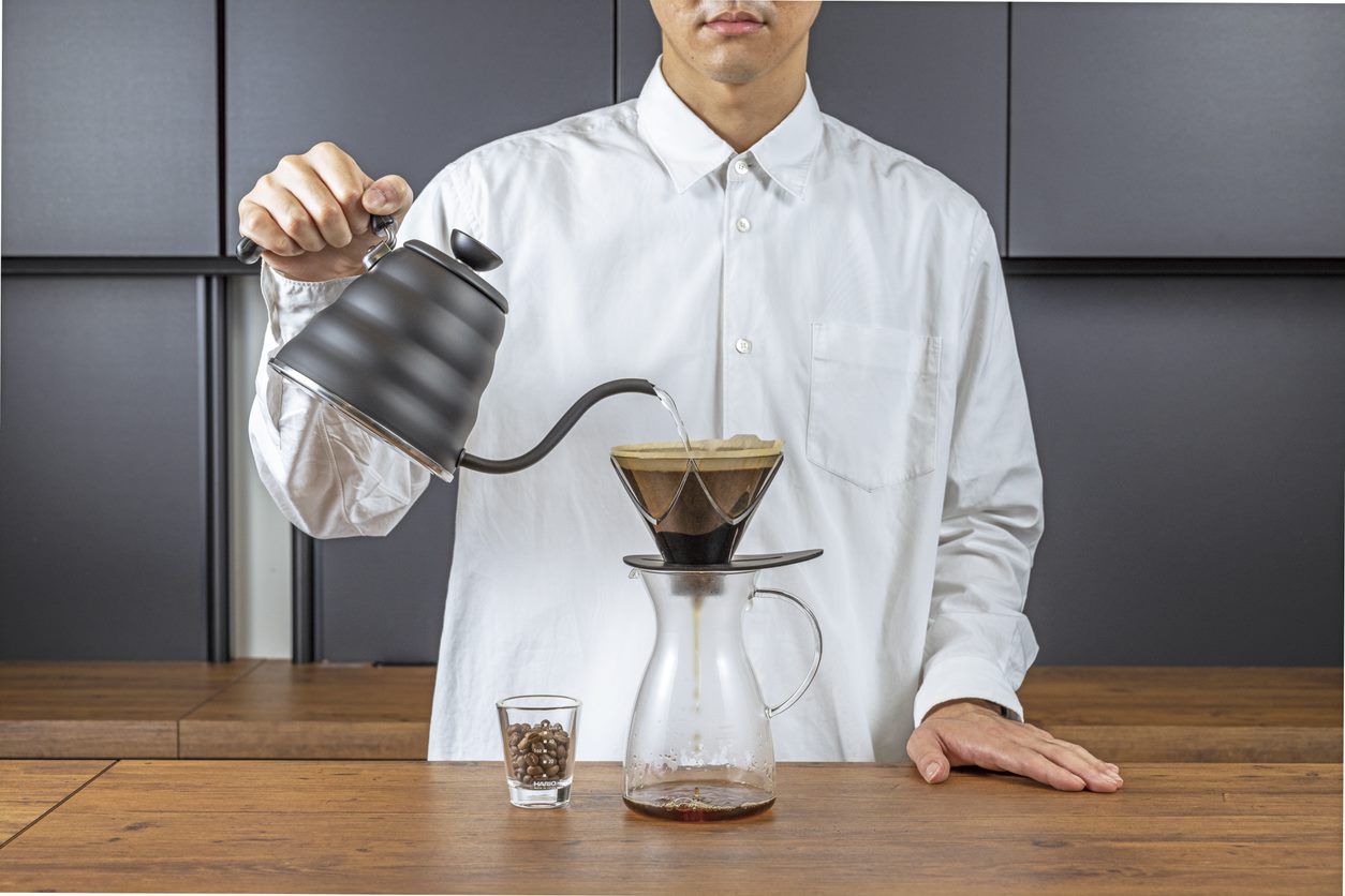 V60 Coador One Pour Mugen Hario 4 Homem coloca água da chaleira para fazer café no V60 One Pour Dripper Mugen